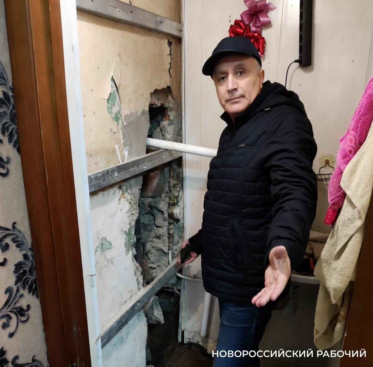 В Новороссийске собственник сделал подкоп, чтобы выяснить, почему его 15 лет заливает канализация