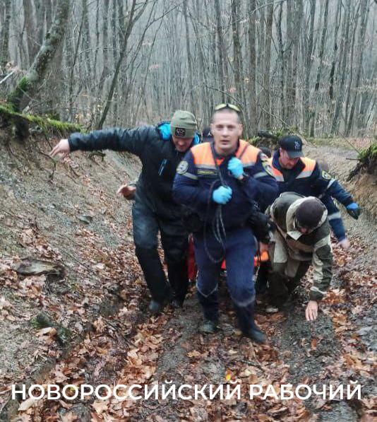 Спасатели больше километра несли мужчину, на которого под Новороссийском упало дерево