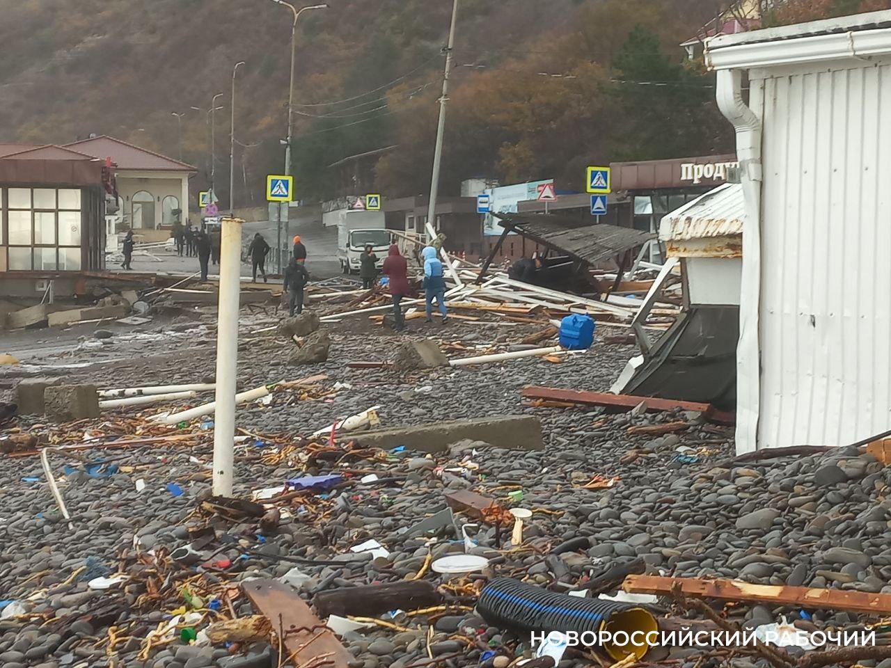 В Новороссийске ураган разгромил пляж в Широкой балке
