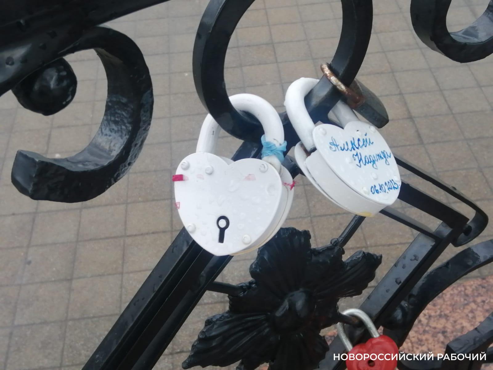 Новороссийцам не нравятся ржавые замки, которые влюбленные вешают на решетки в центре города