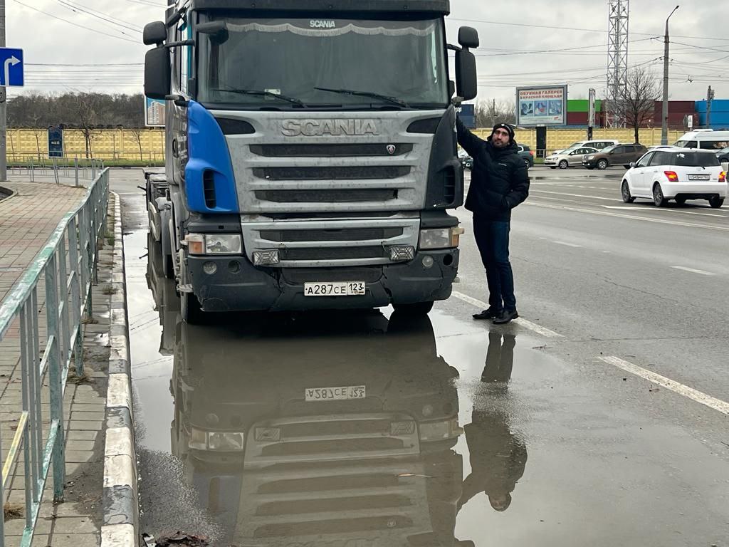 Большегрузы в Новороссийске блокируют целые полосы для движения
