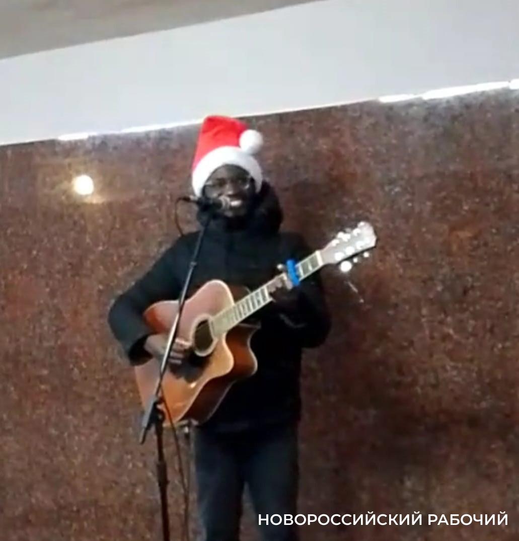 В подземном переходе Новороссийска поет африканский Дед Мороз