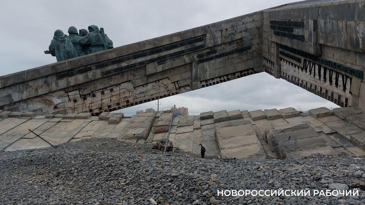 Аварийной ситуации на мемориале «Малая Земля» в Новороссийске больше нет. Ждем реставрации.