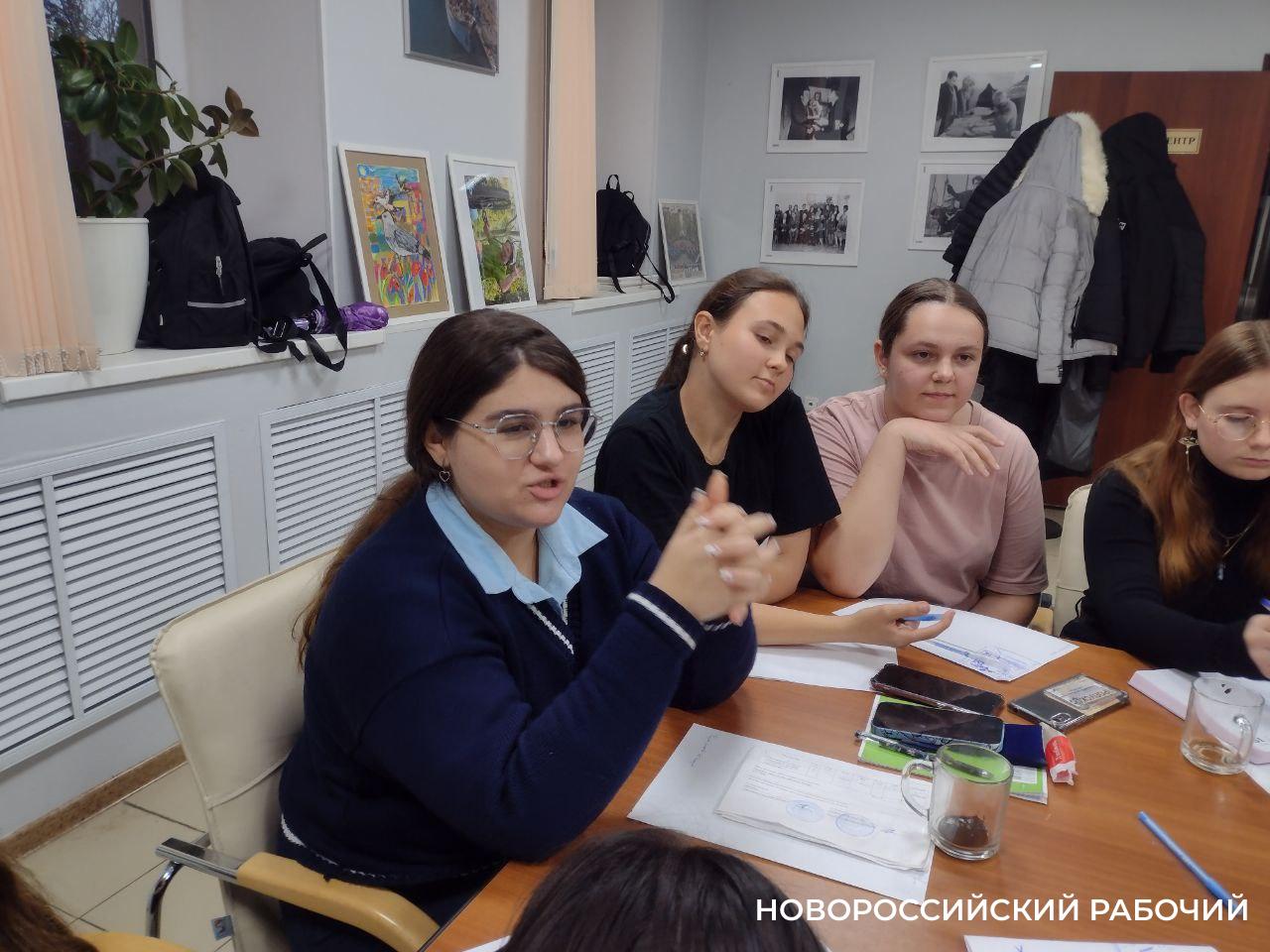 Школьные газеты Новороссийска готовы пользоваться инсайдерской информацией и объяснять, за что надо любить детей. Проект «Медиашкола «НР»
