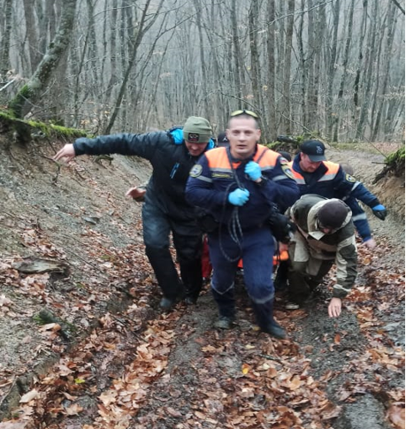 Новороссийские спасатели больше километра несли из леса раненого, который весил больше 120 кг
