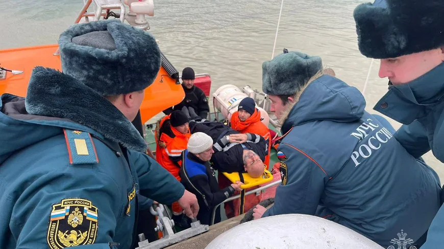 Наградили новороссийских спасателей, которые в шторм подняли с тонущего судна 11 моряков