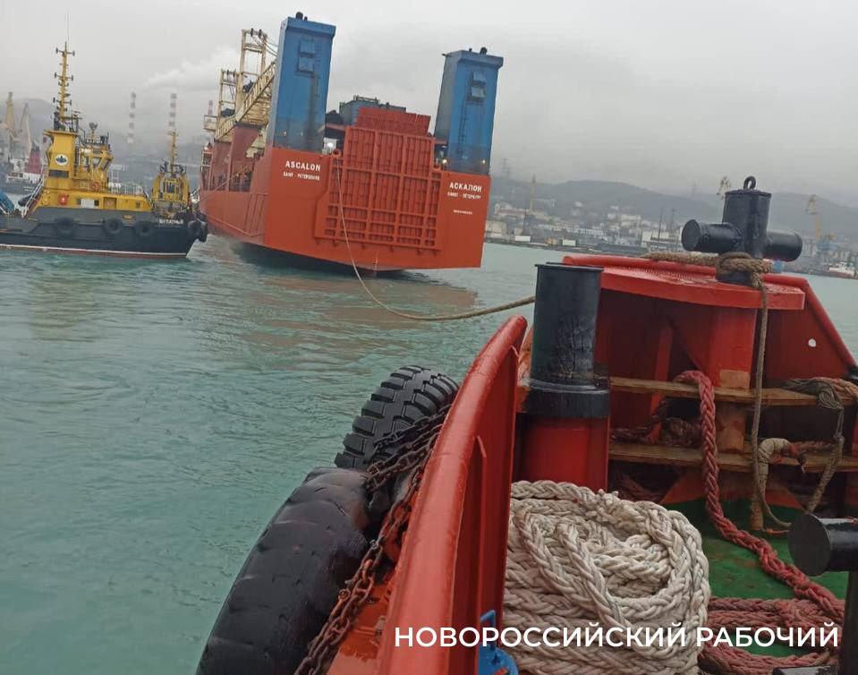 В Новороссийске дрейфующее судно привели в порт