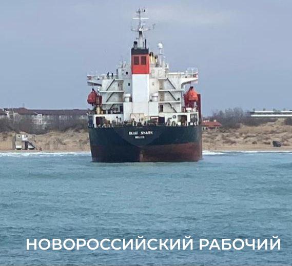 Суда из Новороссийска будут снимать сухогруз, выброшенный штормом на мель под Анапой