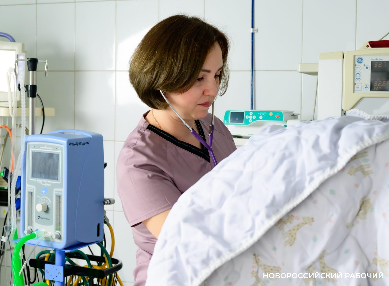 Девочка, рожденная весом 830 граммов в Новороссийске, выжила и готовится покинуть стены больницы со счастливой мамой