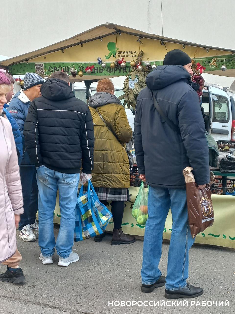 На последней ярмарке года в Новороссийске видели Деда Мороза и огромные туши индеек