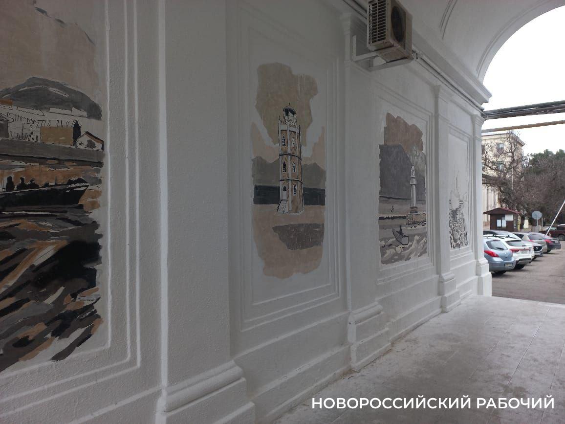 Росписи арки с видами старого Новороссийска помешали холода