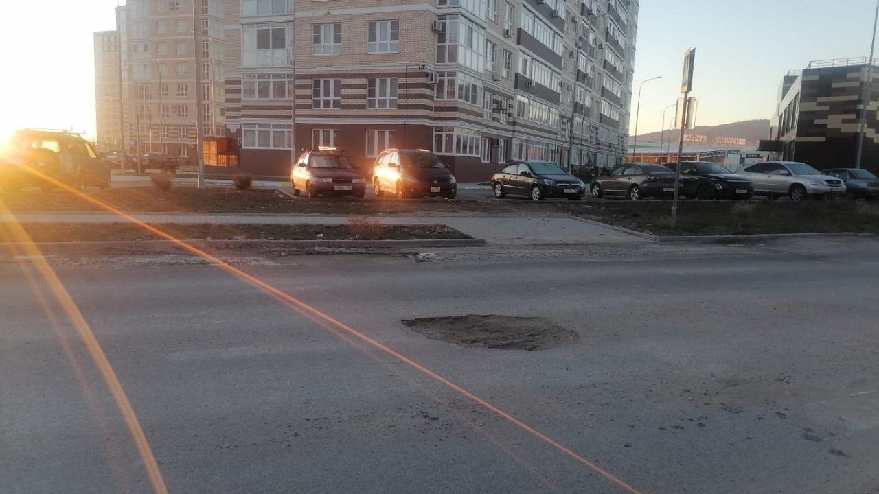 В Новороссийске дорожники ликвидируют ямы, но их все равно еще много