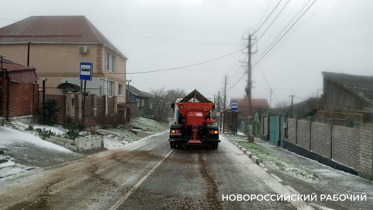 В Новороссийске объявлена повышенная готовность из-за снега и ветра  – на улицах работает техника