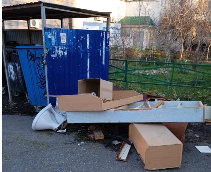«Двор превратился в свалку»! В Новороссийске жители против непонятных перестановок мусорки