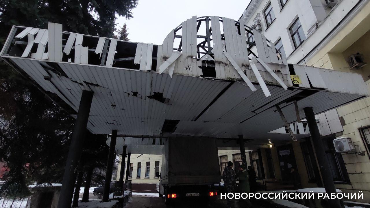 За день до приезда новороссийских волонтеров с грузом гумпомощи в больницу Донецка, ее обстреляли. Видеорепортаж «НР»