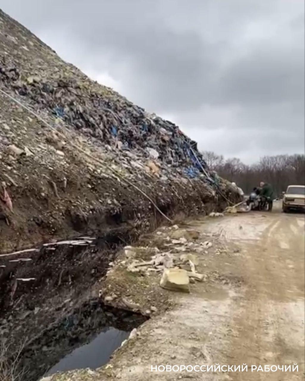 Экологическая активистка побывала на мусорном полигоне Новороссийска со следственной группой
