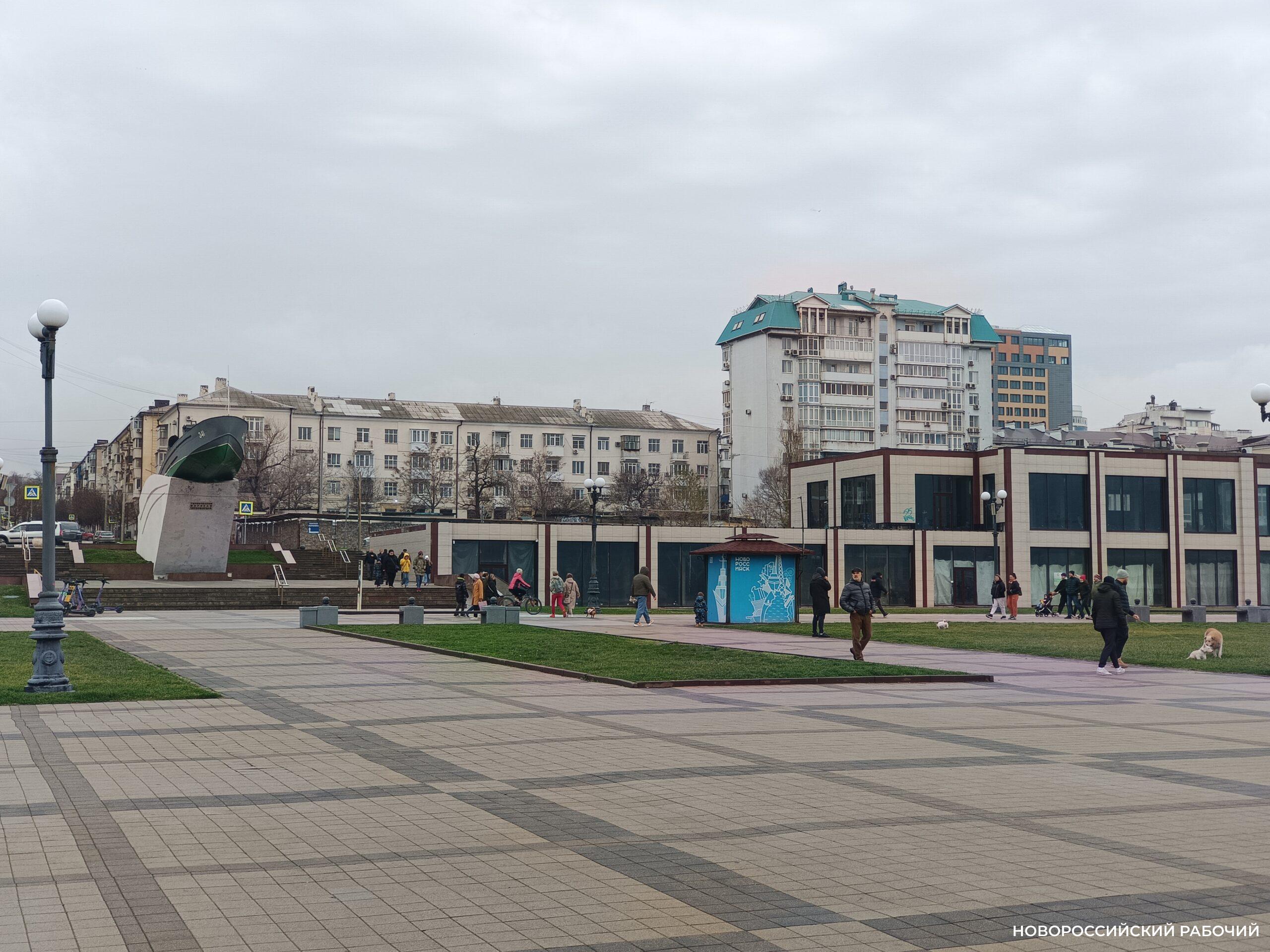 Новороссийцы активно гуляют по набережной даже когда небо хмурится