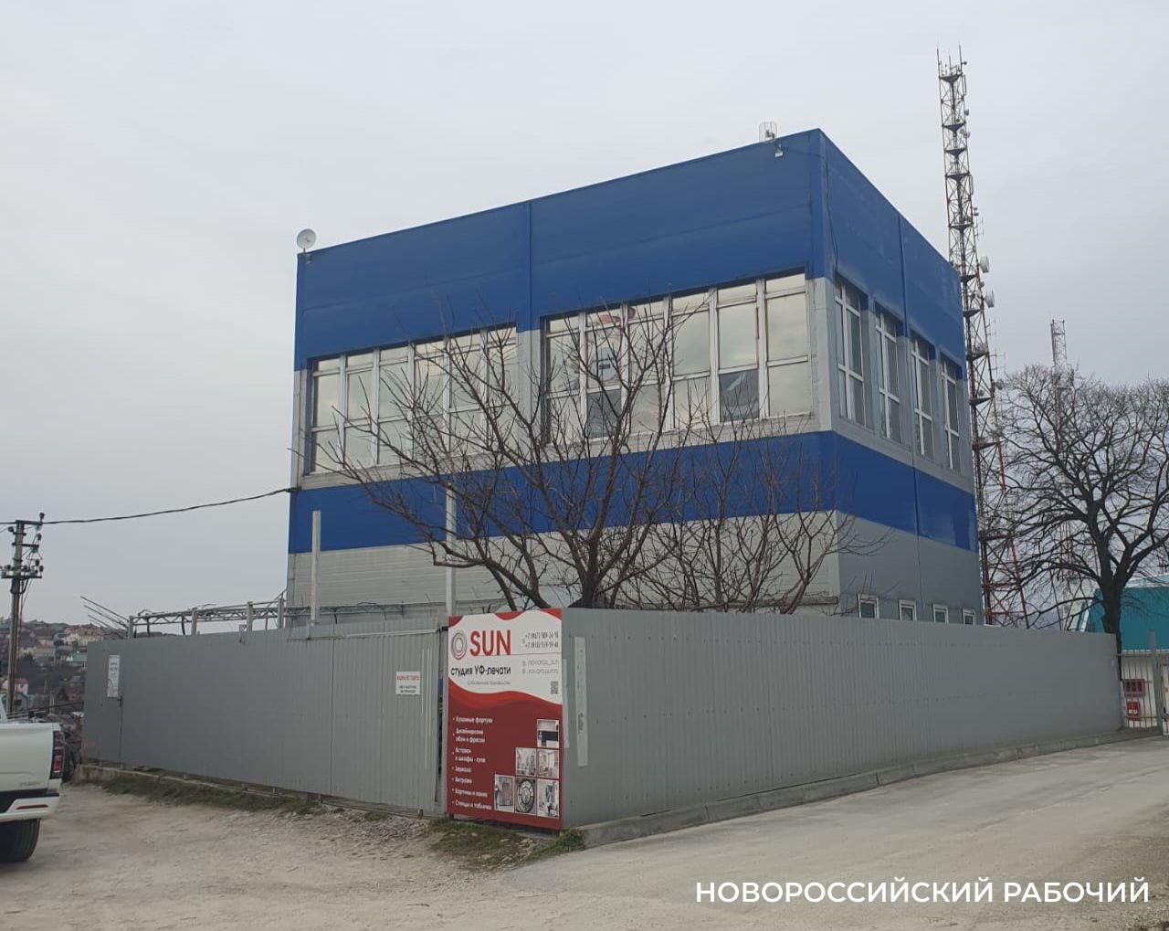 В Новороссийске снесли двухэтажное коммерческое здание