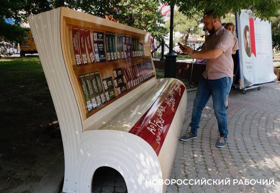 В Новороссийске не заметили исчезновения «читательской» скамейки?