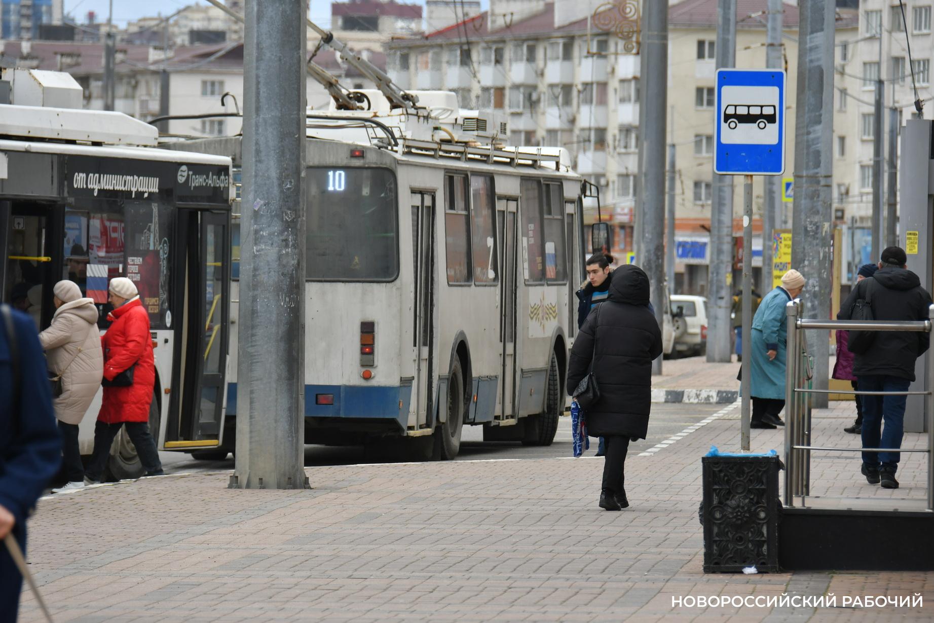 В Новороссийске водитель троллейбуса «забыла» про остановку