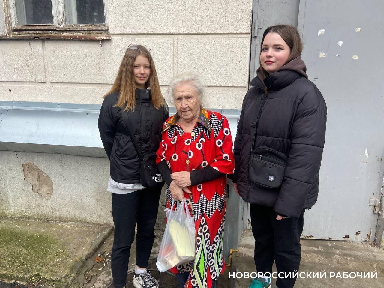 В Новороссийске появилась «полка доброты» для одиноких пенсионеров