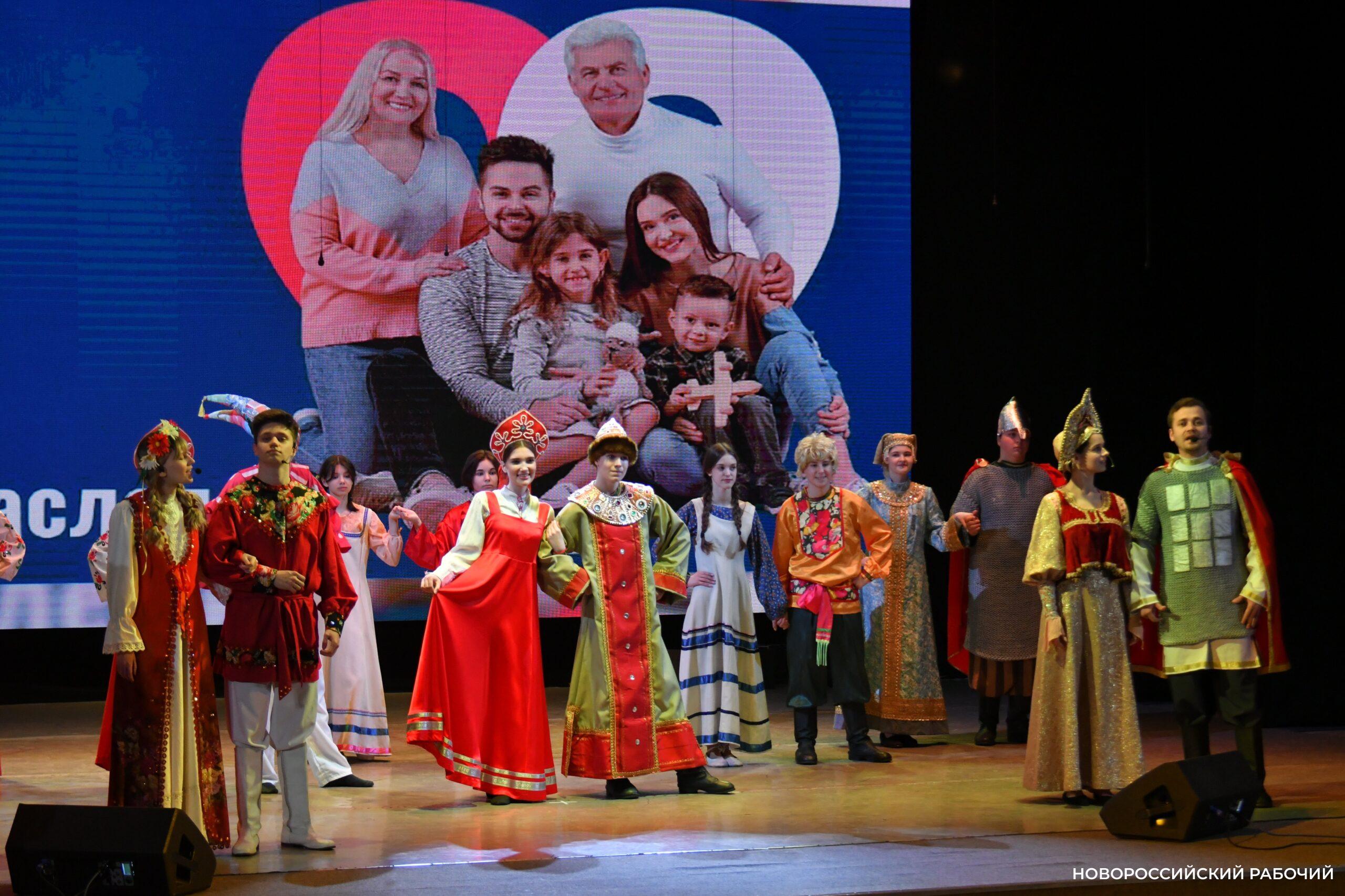 В Новороссийске многодетная семья Гордеевых приняла символ Года семьи — огонь семейного очага