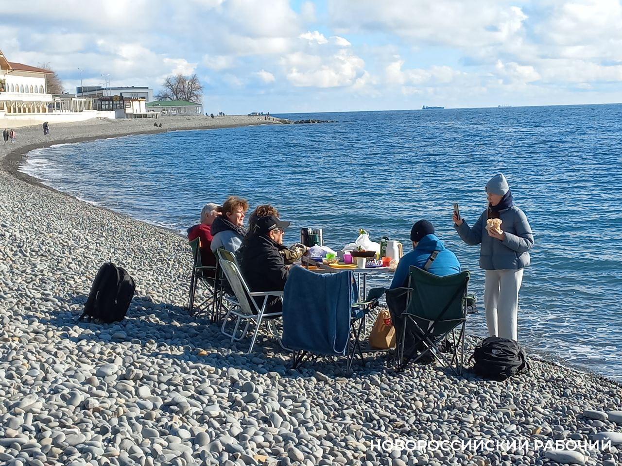 В Новороссийске устраивают пикники у моря
