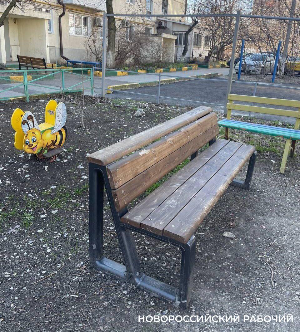 В Новороссийске полиция будет искать, кто перетащил скамейку с улицы во двор