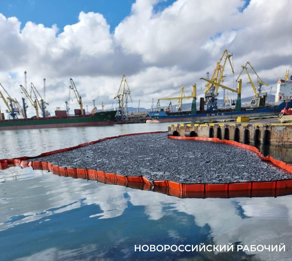 В бухте Новороссийска ликвидировали разлив нефти площадью 300 кв. метров