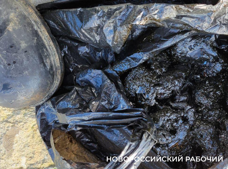 В Новороссийске у пирса НМТП устранили загрязнение площадью 100 кв. метров, но темные сгустки плавают в бухте