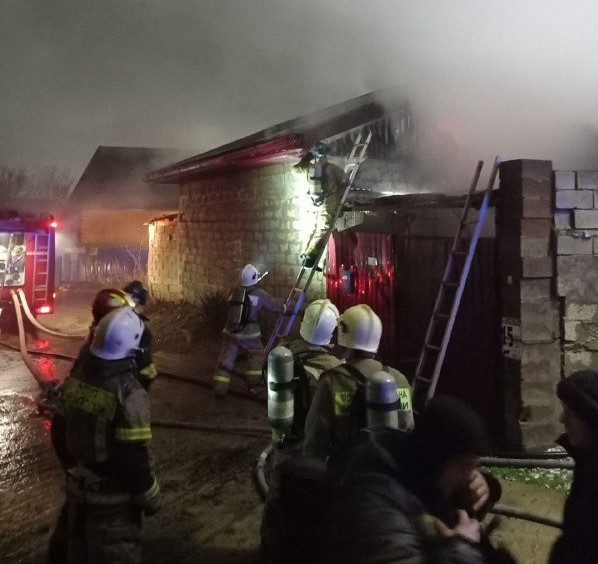 После пожара в частном доме Новороссийска 11 человек остались без крова