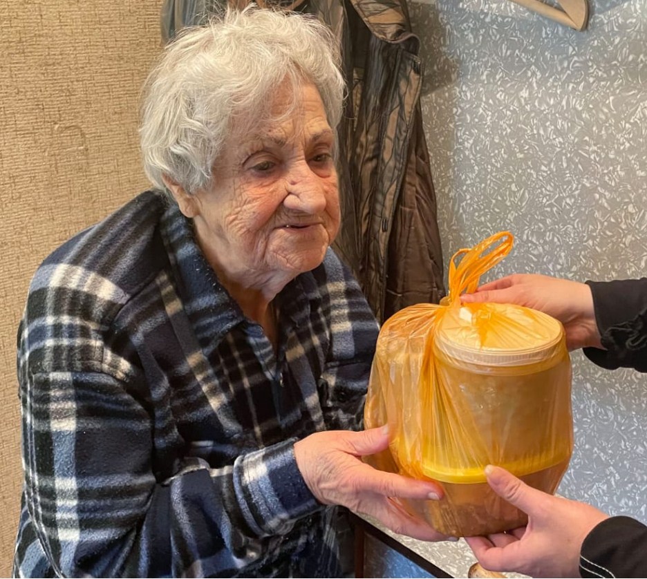 В Новороссийске брошенных, на грани нищеты стариков бесплатно кормят горячими обедами