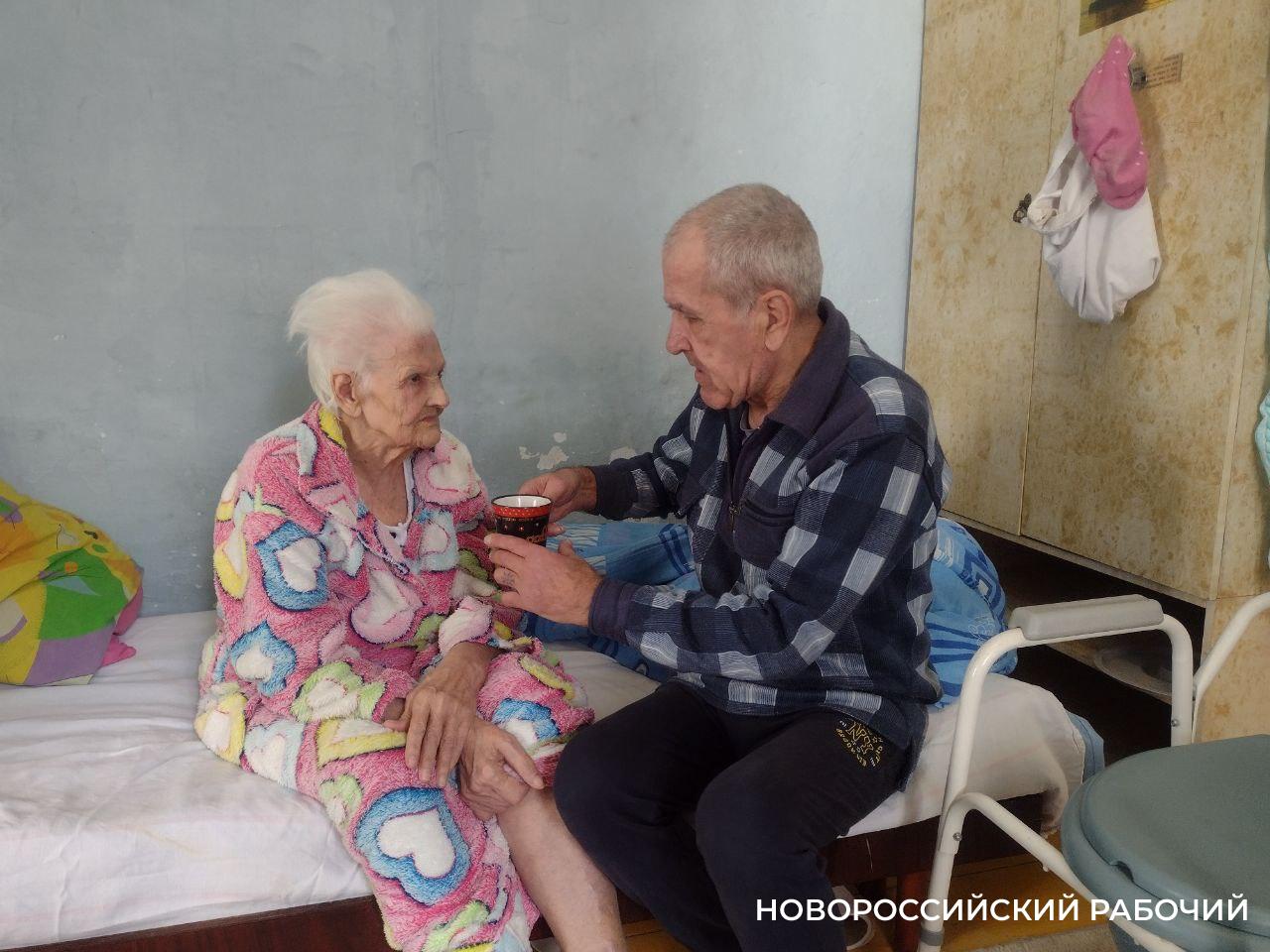 «Слепая бабушка долго лежала в комнате и стучала в стену». Бездомной старушке из Новороссийска волонтеры пытаются вернуть зрение и родных  
