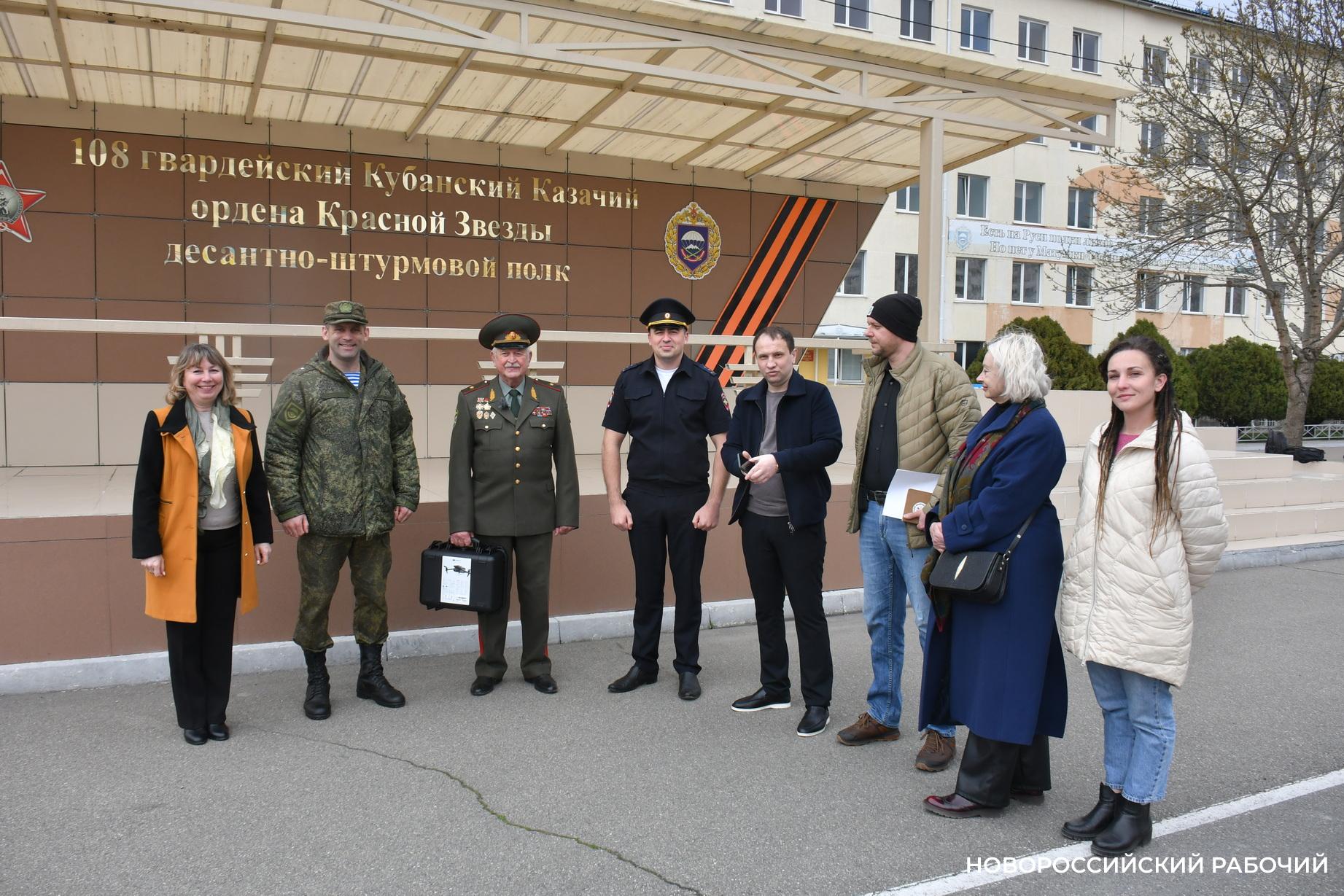 Новороссийский «Союз патриотов» передал квадрокоптер от главы города нашим десантникам на СВО