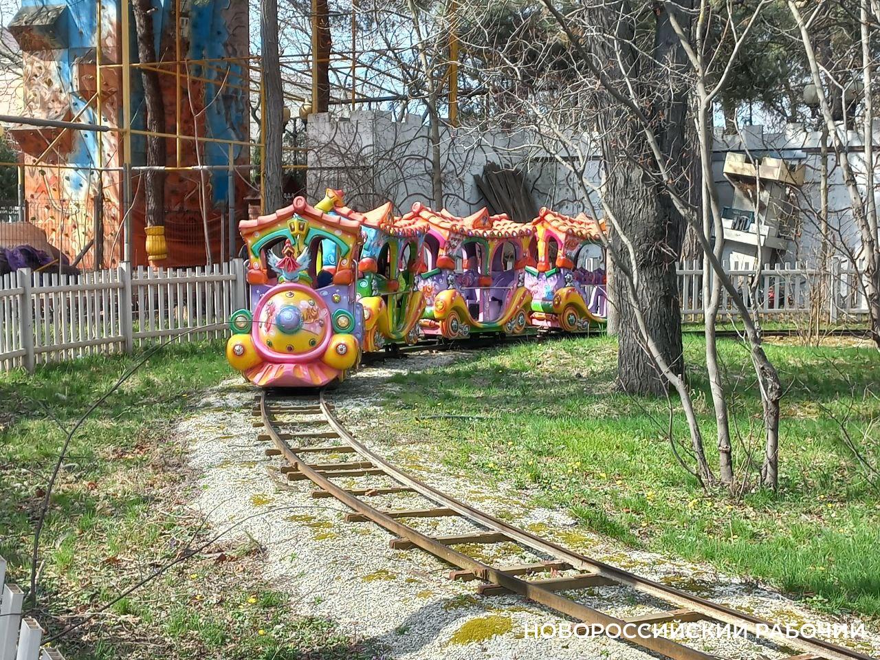 В парке Новороссийска открыто ж/д движение. На линии — разноцветный паровозик