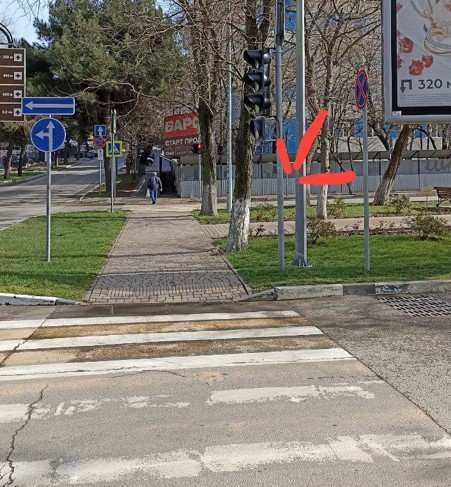 В центре Новороссийска пешеходы «не видят» светофор и идут на красный