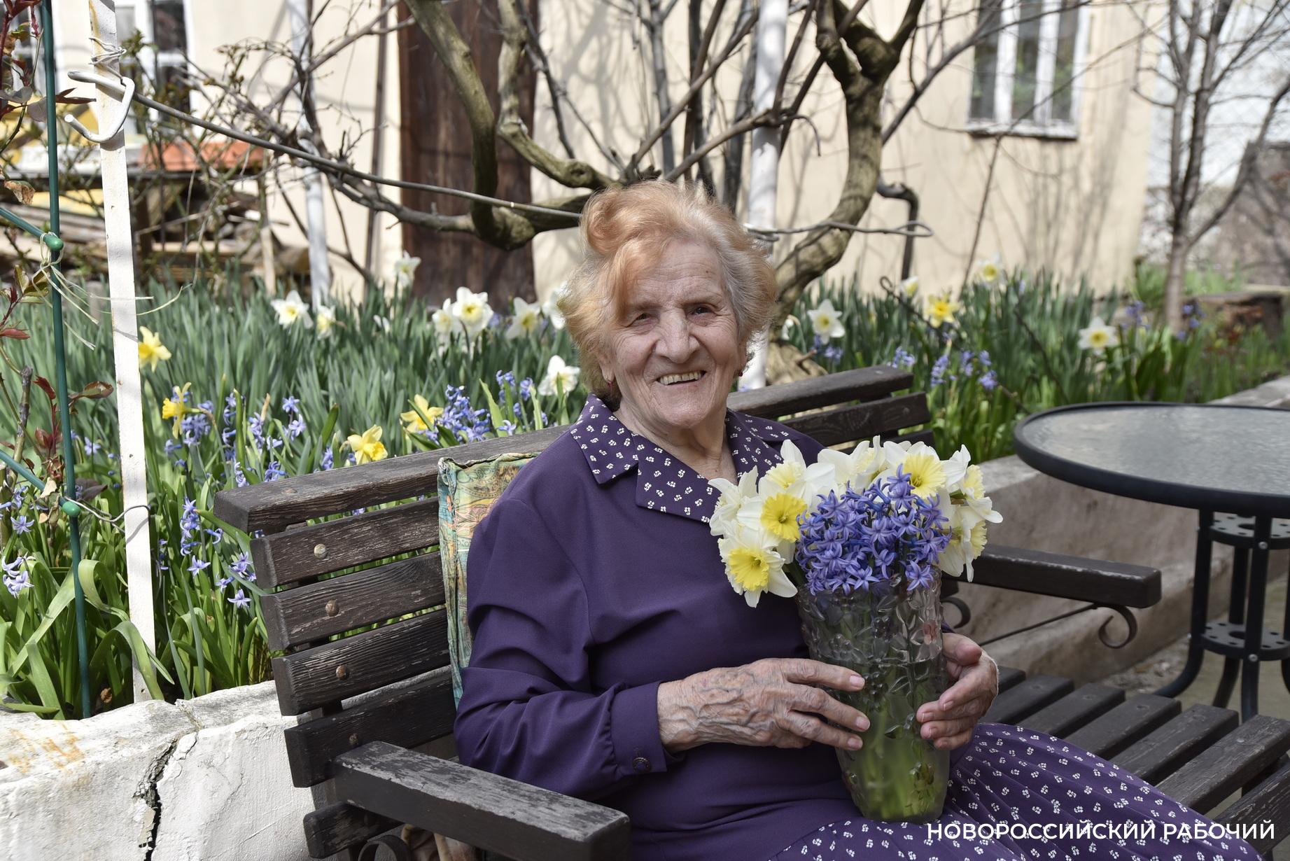 В Новороссийске живет суперподписчица «Новороссийского рабочего». Ее стаж — 75 лет!