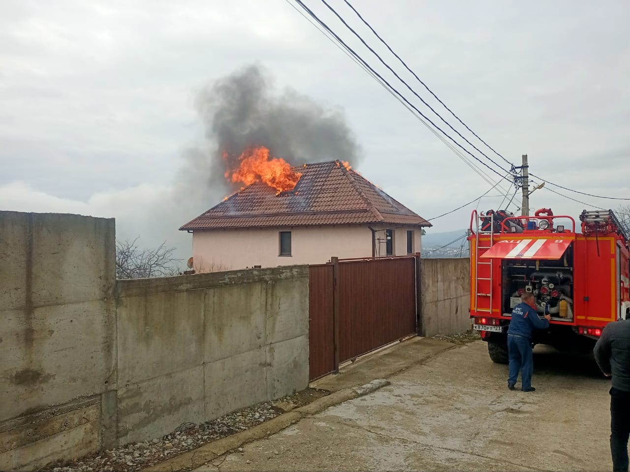 В Новороссийске загорелся дом от печной трубы. Фоторепортаж «НР»