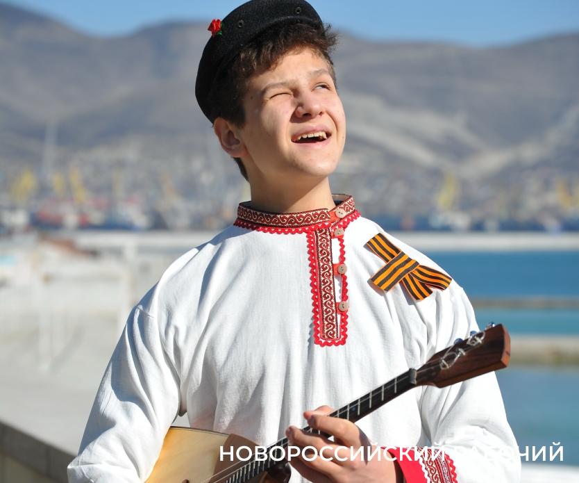 А можно на бис!!! Юный музыкант с балалайкой играет на набережной Новороссийска и собирает толпы поклонников