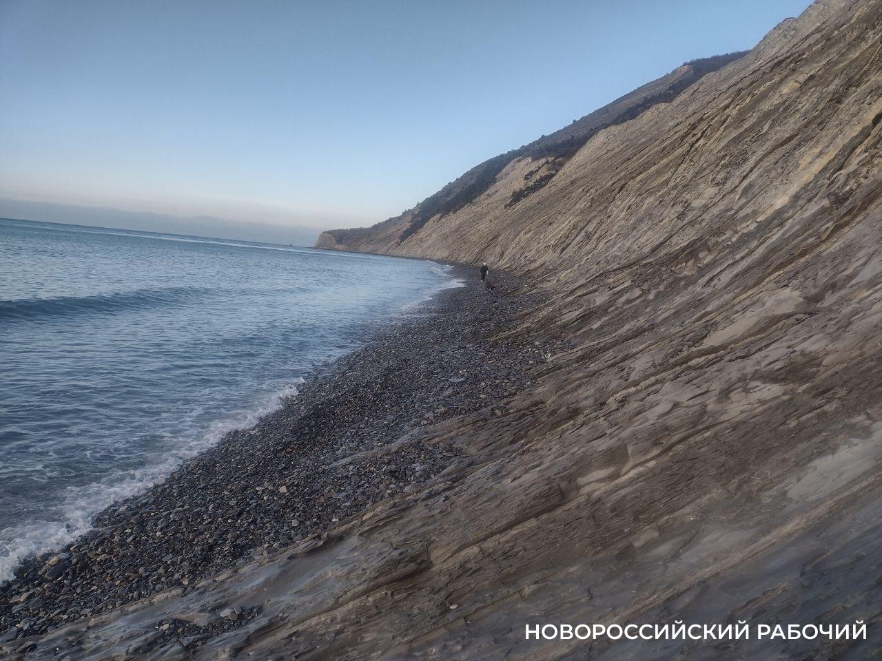 Нефтепродукты продолжает вымывать на берег Черного моря в Новороссийске