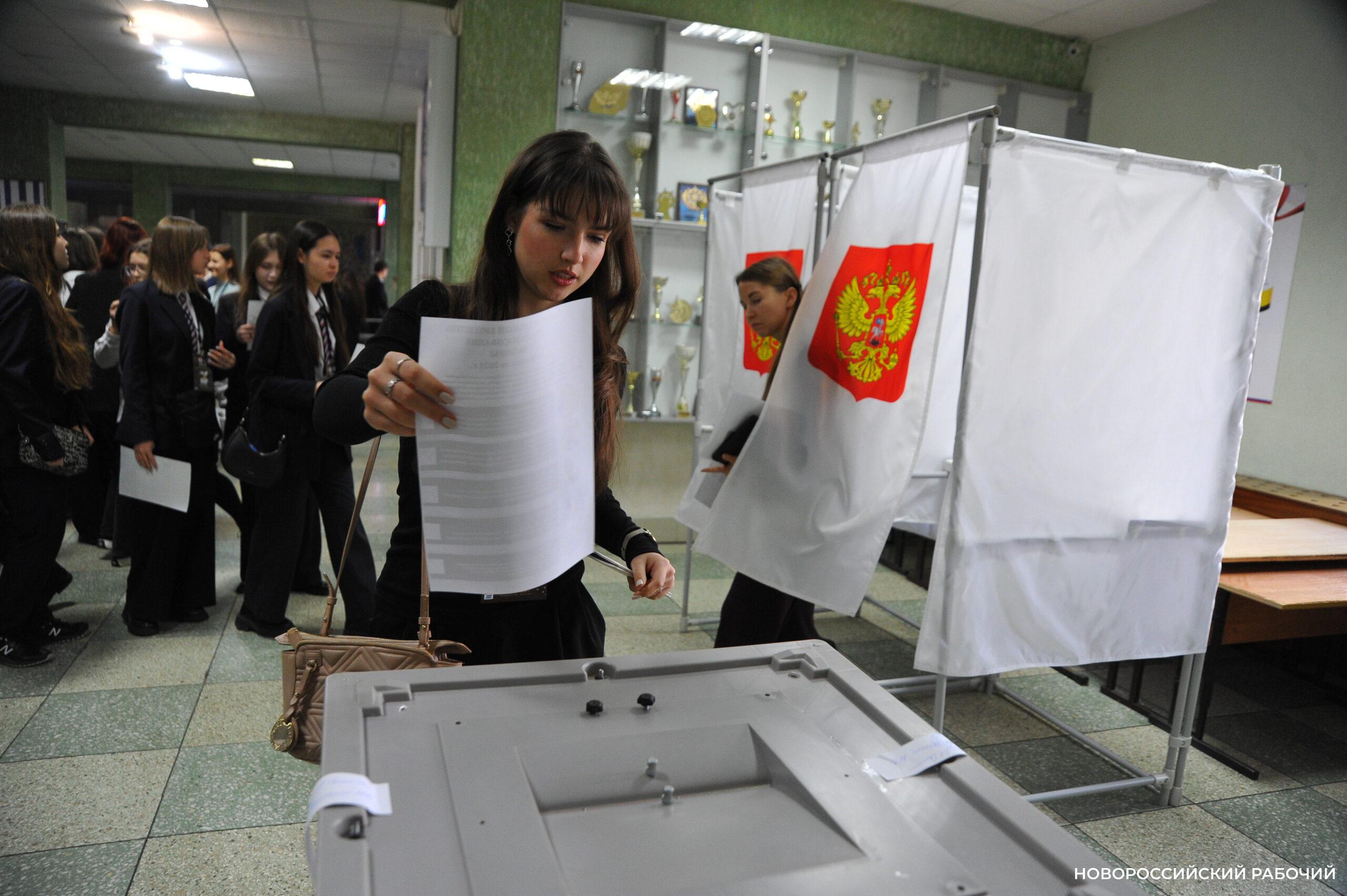 В Новороссийске прошли выборы. За голоса избирателей боролись персонажи былин и сказок