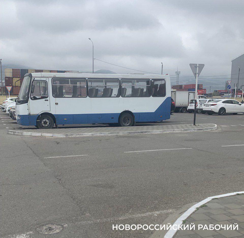 В Новороссийске ищут владельца автобуса-заброшки