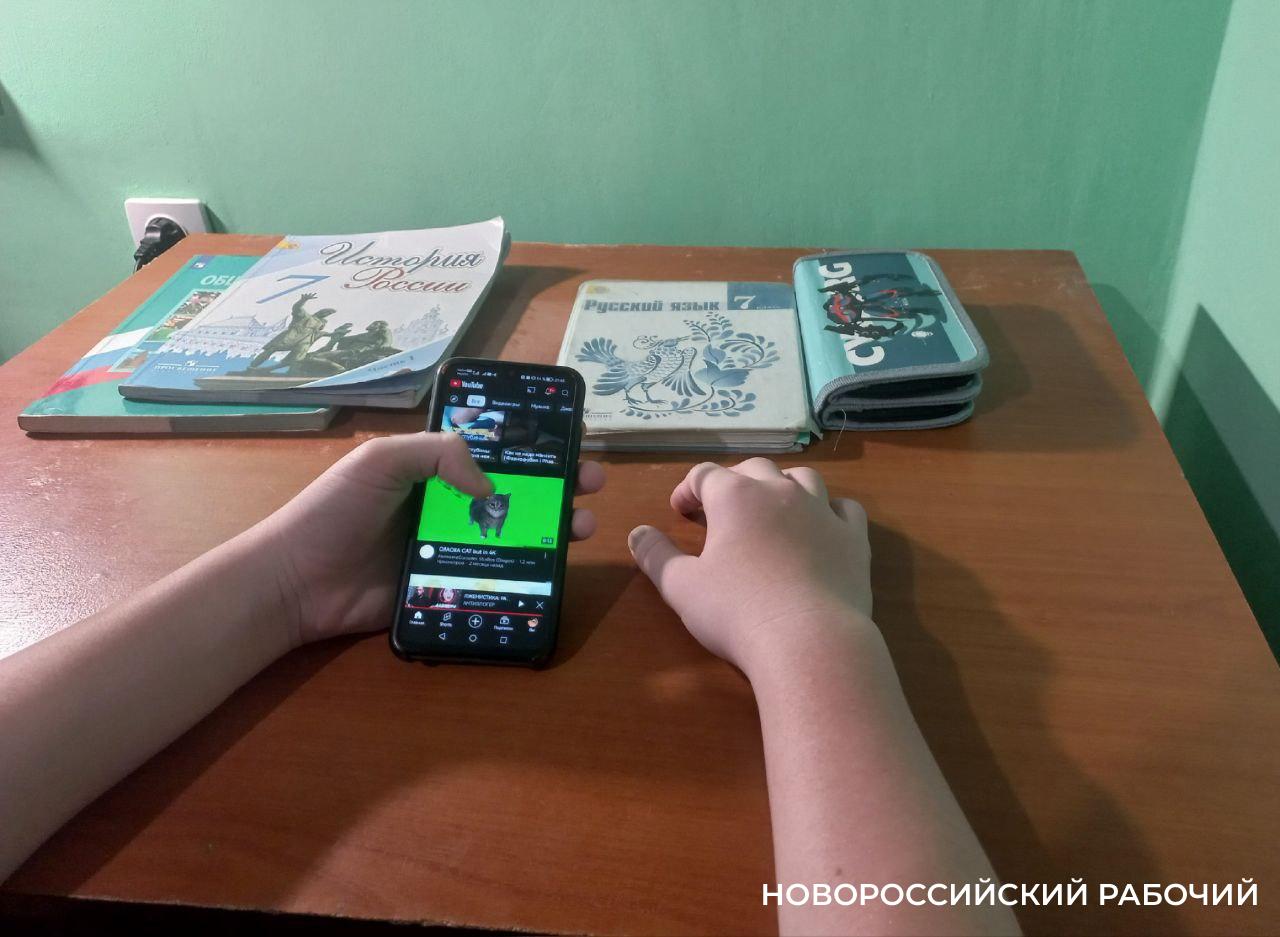 Закон о запрете телефонов на уроках не работает. И в школах Новороссийска тоже
