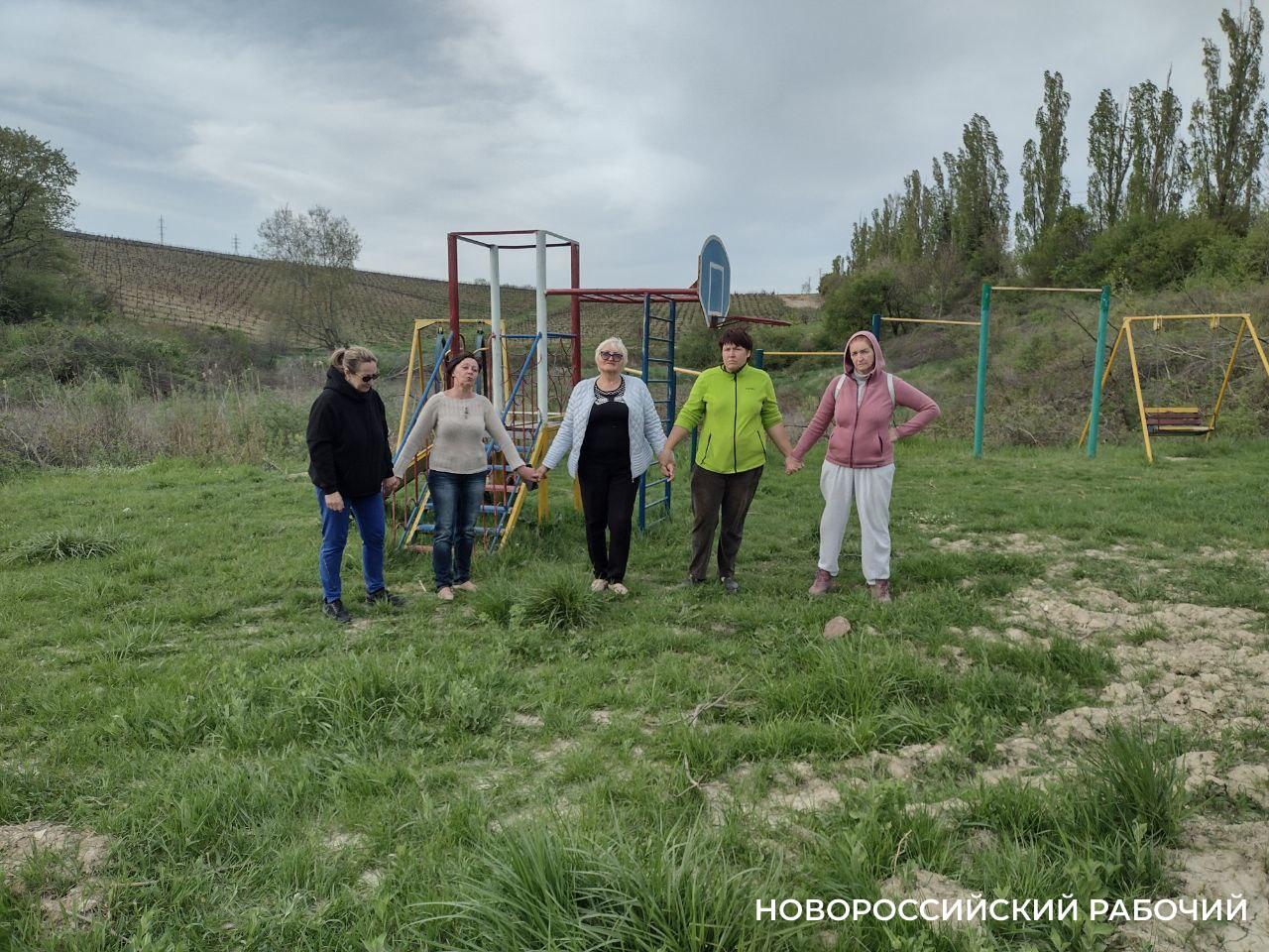 В селе под Новороссийском жители отстаивают право на единственную детскую площадку