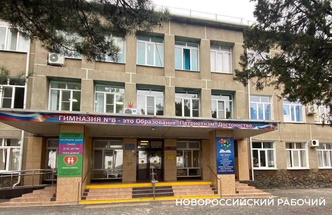 Потолок в школьном туалете Новороссийска обрушился из-за баловства учеников
