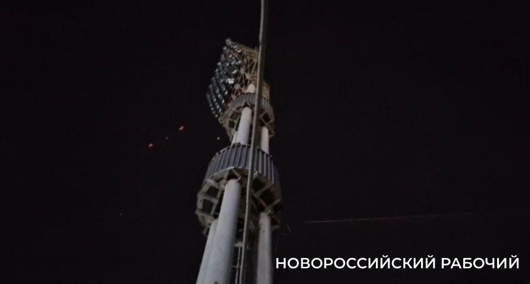 После футбольного матча на стадионе Новороссийска загорелась световая вышка