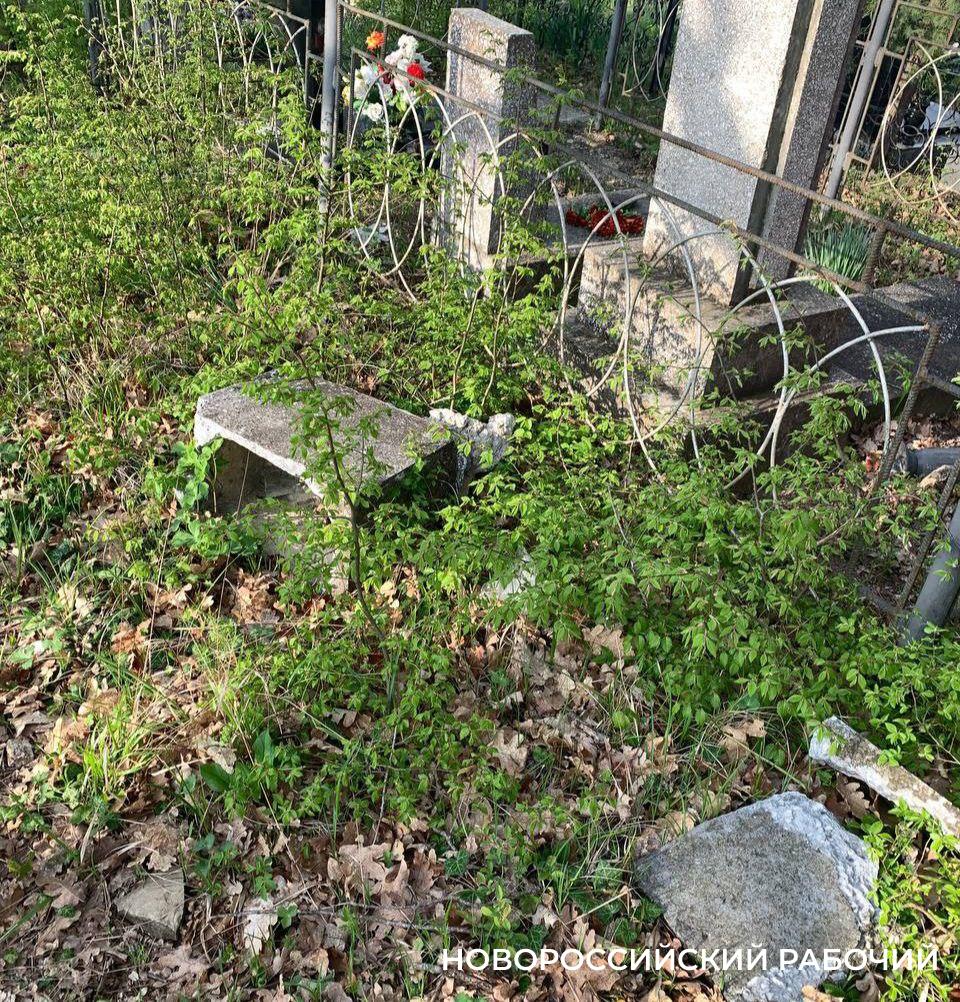 На «Турецком кладбище» В пригороде Новороссийска разбросаны обломки надгробий и мусор