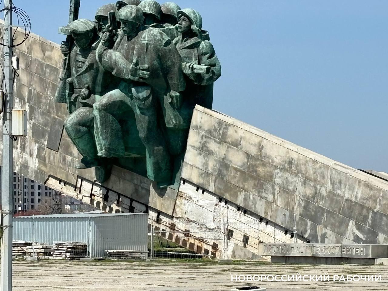В Новороссийске у мемориала Малая земля установят баннеры, чтобы закрыть снятые плиты