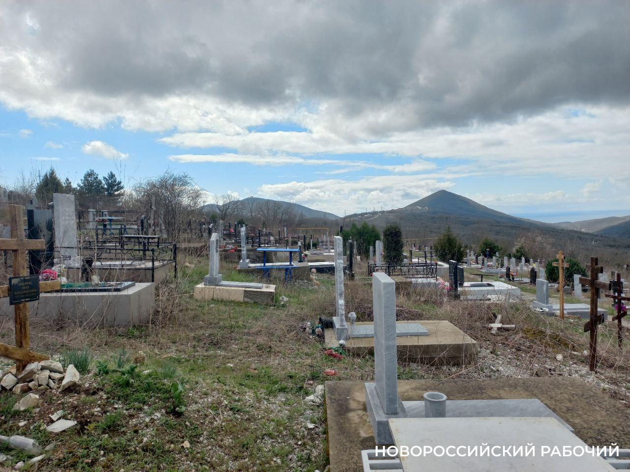 В Новороссийске повысился спрос на уборку могил