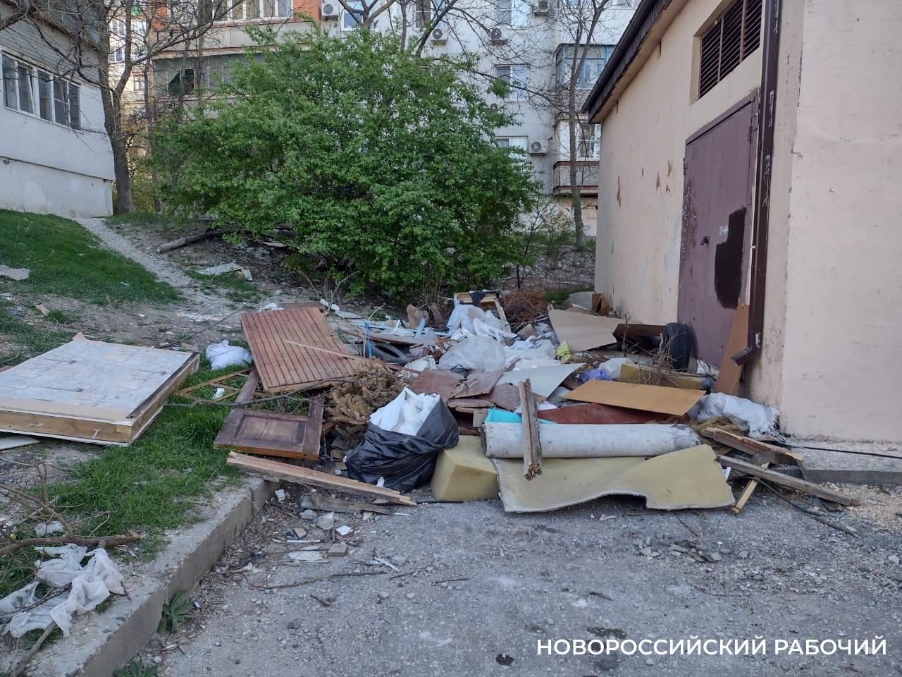 В Новороссийске жители по привычке бросают мусор туда, где когда-то был контейнер. Вот и новая свалка!